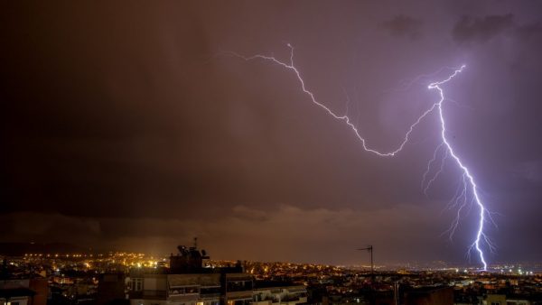 Καιρός: Έπεσαν περισσότεροι από 9.000 κεραυνοί την Κυριακή – Αισθητή βελτίωση από τη Δευτέρα