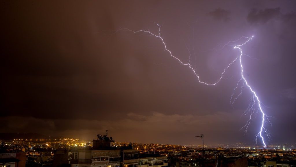 Καιρός: Έπεσαν περισσότεροι από 9.000 κεραυνοί την Κυριακή – Αισθητή βελτίωση από τη Δευτέρα