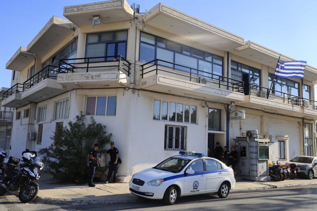 Ο δράστης φώναζε στον αστυνομικό «ρίξε μου» και τον πλησίαζε με το μαχαίρι: Πολίτες περιγράφουν πώς έγινε η επίθεση στο ΑΤ Μάνδρας