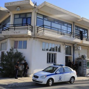 Ο δράστης φώναζε στον αστυνομικό «ρίξε μου» και τον πλησίαζε με το μαχαίρι: Πολίτες περιγράφουν πώς έγινε η επίθεση στο ΑΤ Μάνδρας