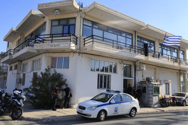Ο δράστης φώναζε στον αστυνομικό «ρίξε μου» και τον πλησίαζε με το μαχαίρι: Πολίτες περιγράφουν πώς έγινε η επίθεση στο ΑΤ Μάνδρας