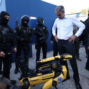 Σκύλος-ρομπότ σπάει την πόρτα και προειδοποιεί ένοπλο δράστη – Εντυπωσιακή επίδειξη της ΕΚΑΜ στη ΔΕΘ