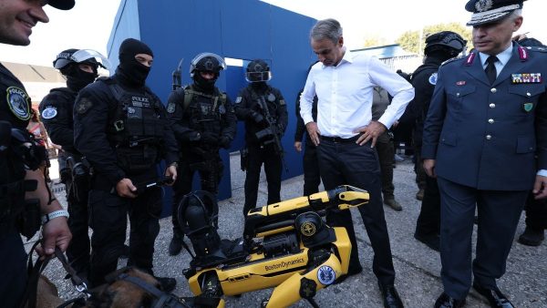 Σκύλος-ρομπότ σπάει την πόρτα και προειδοποιεί ένοπλο δράστη – Εντυπωσιακή επίδειξη της ΕΚΑΜ στη ΔΕΘ