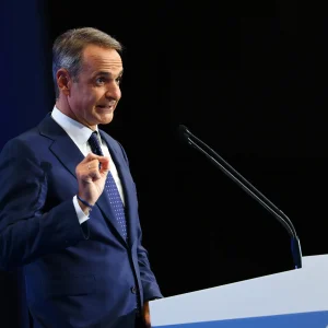 Live ο Μητσοτάκης στη ΔΕΘ: Στα 400 ευρώ καθαρά η ετήσια ενίσχυση των συνταξιούχων, μείωση τεκμηρίων για συνεπείς επαγγελματίες, μηδέν φόρος για αγρότες ως τα 20.000 ευρώ