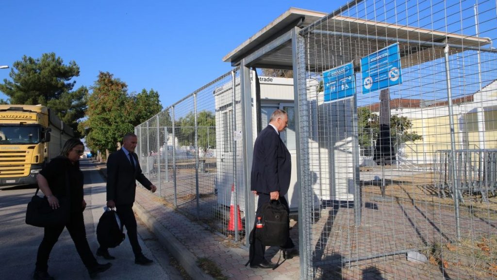 Ένταση στη δίκη για τα Τέμπη μετά από αντιπαράθεση Ψαρόπουλου με συγγενείς των μηχανοδηγών