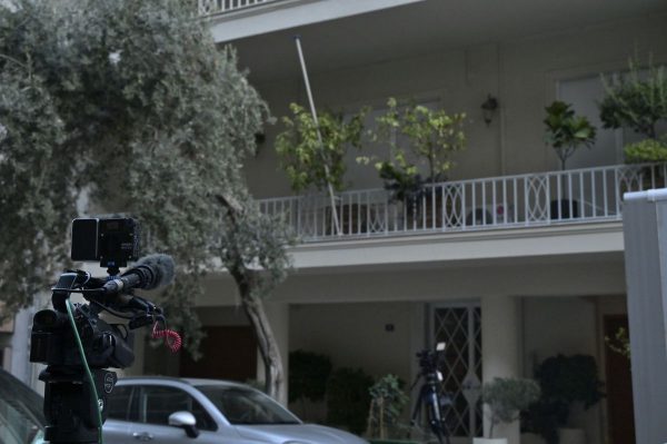 Τέσσερις φακέλους και μία σακούλα με στοιχεία πήραν από την κλινική στο Κολωνάκι οι αστυνομικοί του ελληνικού «FBI»