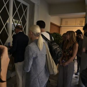 Στην Ασφάλεια Αθηνών το ζευγάρι των γιατρών μετά τις έρευνες σε ιατρείο και σπίτι -Μετέβησαν και οι αδελφές του Γιώργου Μαζωνάκη