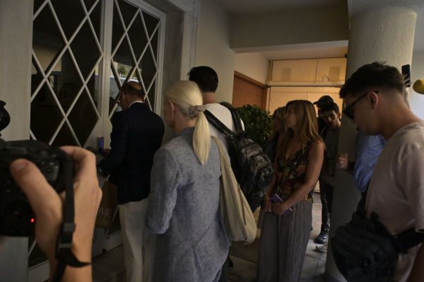 Στην Ασφάλεια Αθηνών το ζευγάρι των γιατρών μετά τις έρευνες σε ιατρείο και σπίτι -Μετέβησαν και οι αδελφές του Γιώργου Μαζωνάκη