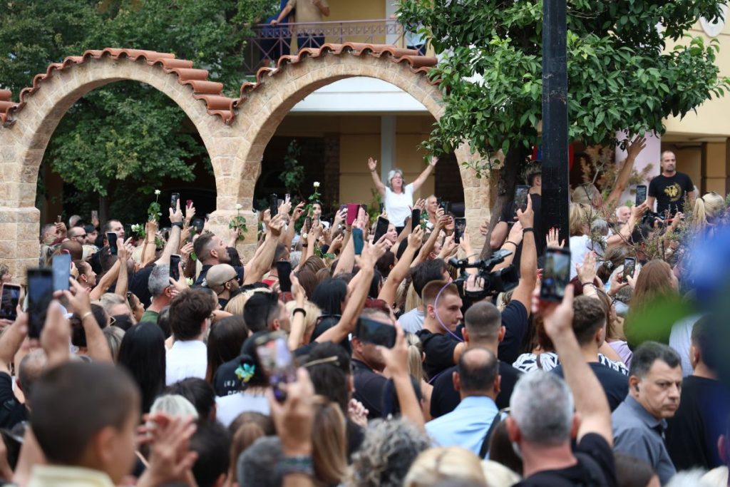 «Που λείπεις μου πεσε βαρύ» – Ο κόσμος αποχαιρετά τον Γιώργο Μαζωνάκη στην Αγία Τριάδα της Νίκαιας