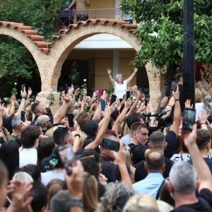 «Που λείπεις μου πεσε βαρύ» – Ο κόσμος αποχαιρετά τον Γιώργο Μαζωνάκη στην Αγία Τριάδα της Νίκαιας