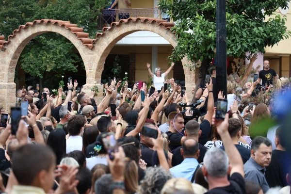 «Που λείπεις μου πεσε βαρύ» – Ο κόσμος αποχαιρετά τον Γιώργο Μαζωνάκη στην Αγία Τριάδα της Νίκαιας
