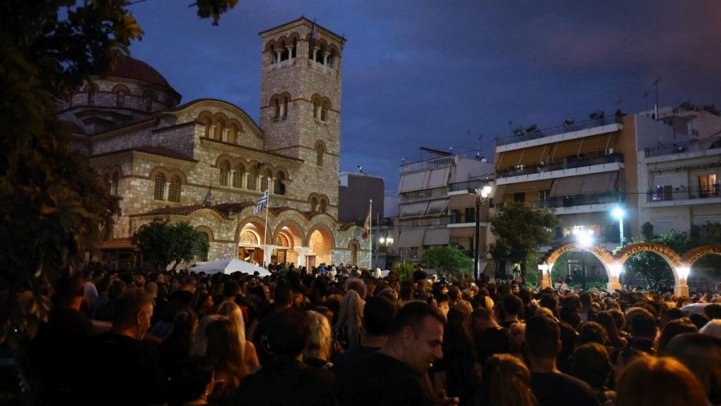 «Που λείπεις μου πεσε βαρύ» – Ο κόσμος αποχαιρετά τον Γιώργο Μαζωνάκη στην Αγία Τριάδα της Νίκαιας