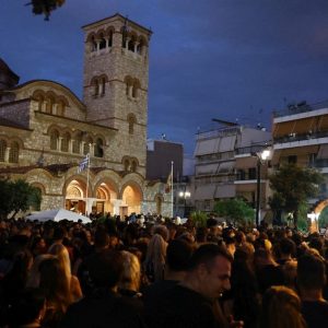 «Που λείπεις μου πεσε βαρύ» – Ο κόσμος αποχαιρετά τον Γιώργο Μαζωνάκη στην Αγία Τριάδα της Νίκαιας