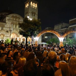 «Που λείπεις μου πεσε βαρύ» – Ο κόσμος αποχαιρετά τον Γιώργο Μαζωνάκη στην Αγία Τριάδα της Νίκαιας