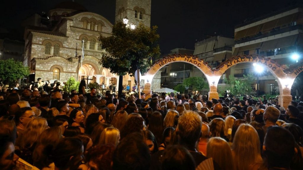 «Που λείπεις μου πεσε βαρύ» – Ο κόσμος αποχαιρετά τον Γιώργο Μαζωνάκη στην Αγία Τριάδα της Νίκαιας