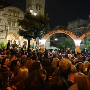 «Που λείπεις μου πεσε βαρύ» – Ο κόσμος αποχαιρετά τον Γιώργο Μαζωνάκη στην Αγία Τριάδα της Νίκαιας