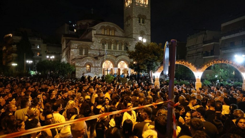 «Που λείπεις μου πεσε βαρύ» – Ο κόσμος αποχαιρετά τον Γιώργο Μαζωνάκη στην Αγία Τριάδα της Νίκαιας