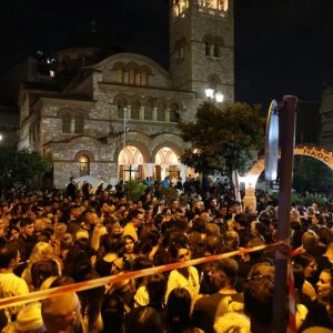 «Που λείπεις μου πεσε βαρύ» – Ο κόσμος αποχαιρετά τον Γιώργο Μαζωνάκη στην Αγία Τριάδα της Νίκαιας