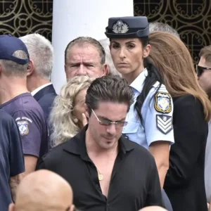 Νίκος Οικονομόπουλος: «Ο Γιώργος Μαζωνάκης με έπαιρνε συνέχεια τηλέφωνο αλλά ήμουν σε συναυλίες, έχω ενοχές»