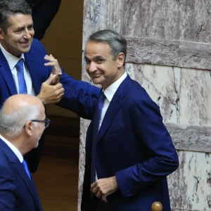 Επέστρεψε στα υπουργικά έδρανα ο Μυλωνάκης μετά τη σοβαρή περιπέτεια της υγείας του, δείτε φωτογραφίες
