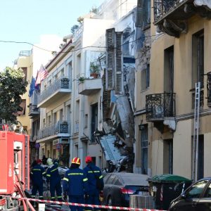 Έκρηξη στην Πλάκα: Κατέρρευσε διώροφο κτίριο στην οδό Λυσικράτους, τρεις τραυματίες