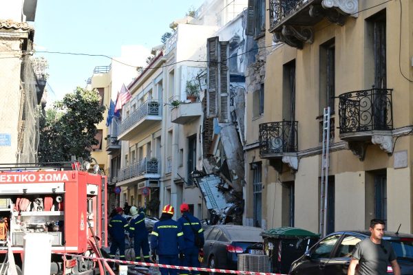 Έκρηξη στην Πλάκα: Κατέρρευσε διώροφο κτίριο στην οδό Λυσικράτους, τρεις τραυματίες