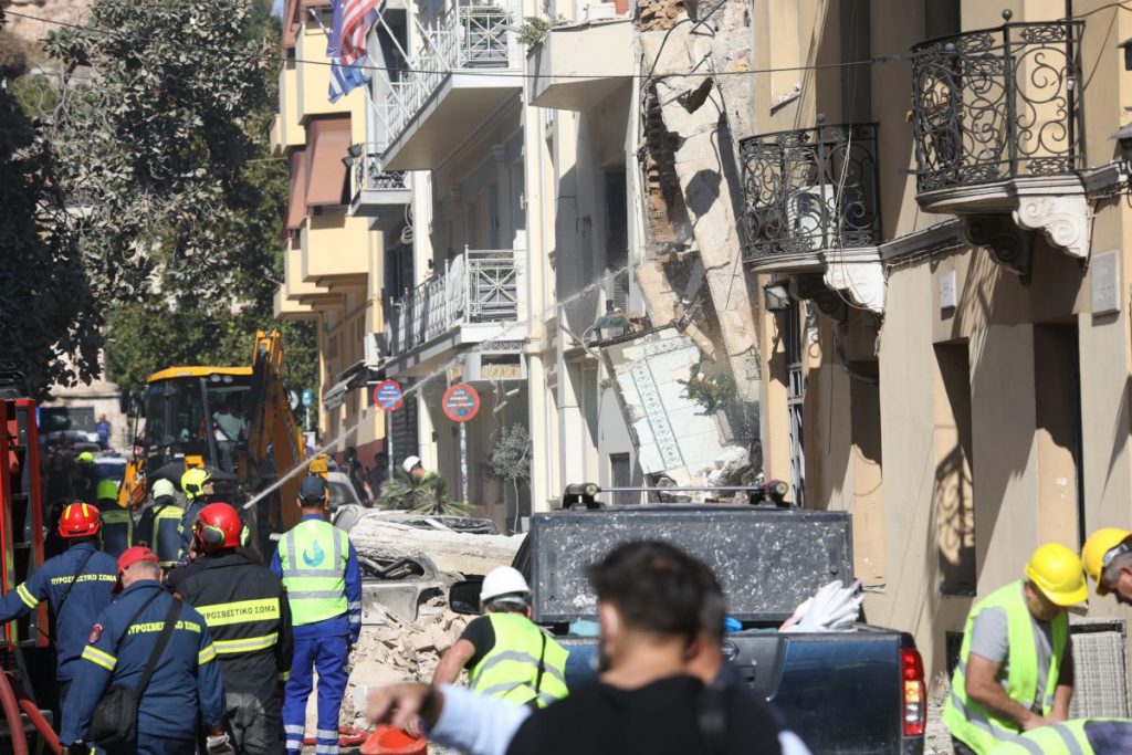 Εικόνες καταστροφής από το κτήριο που κατέρρευσε μετά την έκρηξη στην Πλάκα - Έσπασαν τζαμαρίες σε γειτονικά σπίτια, ζημιές και σε ΙΧ