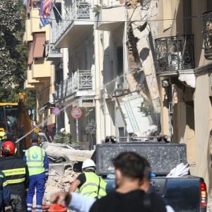 Εικόνες καταστροφής από το κτήριο που κατέρρευσε μετά την έκρηξη στην Πλάκα - Έσπασαν τζαμαρίες σε γειτονικά σπίτια, ζημιές και σε ΙΧ