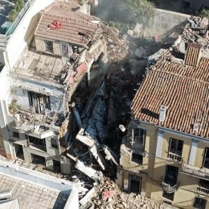 Εικόνες καταστροφής από το κτήριο που κατέρρευσε μετά την έκρηξη στην Πλάκα - Έσπασαν τζαμαρίες σε γειτονικά σπίτια, ζημιές και σε ΙΧ