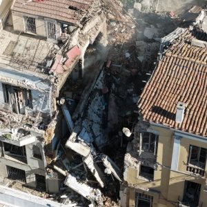 Εικόνες καταστροφής από το κτήριο που κατέρρευσε μετά την έκρηξη στην Πλάκα - Έσπασαν τζαμαρίες σε γειτονικά σπίτια, ζημιές και σε ΙΧ