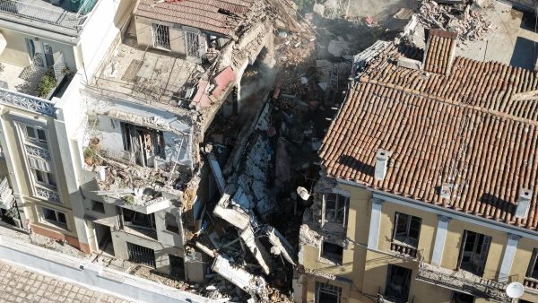 Εικόνες καταστροφής από το κτήριο που κατέρρευσε μετά την έκρηξη στην Πλάκα - Έσπασαν τζαμαρίες σε γειτονικά σπίτια, ζημιές και σε ΙΧ