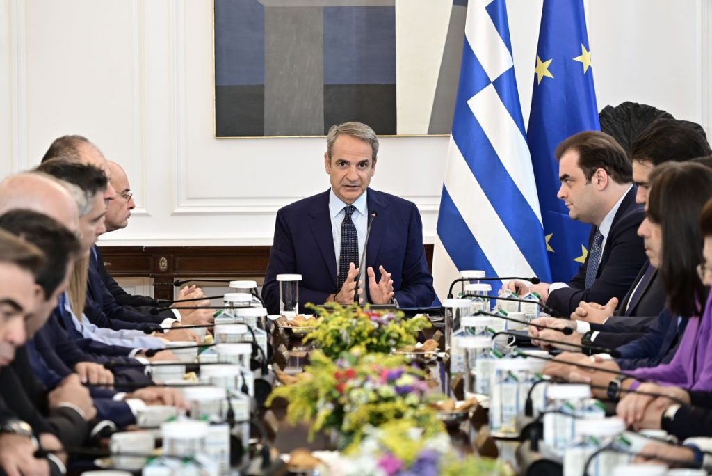 Ρυθμίσεις σε 120 δόσεις από 72, «φρένο» στους servicers και επιδότηση στα καύσιμα ανακοίνωσε ο Μητσοτάκης