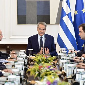 Ρυθμίσεις σε 120 δόσεις από 72, «φρένο» στους servicers και επιδότηση στα καύσιμα ανακοίνωσε ο Μητσοτάκης