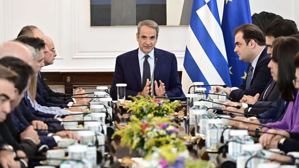 Ρυθμίσεις σε 120 δόσεις από 72, «φρένο» στους servicers και επιδότηση στα καύσιμα ανακοίνωσε ο Μητσοτάκης