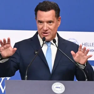 Ο Άδωνις Γεωργιάδης φώναξε «ο μόνος δρόμος είναι αντίσταση και πάλη» μαζί με συνδικαλιστές στον Βόλο