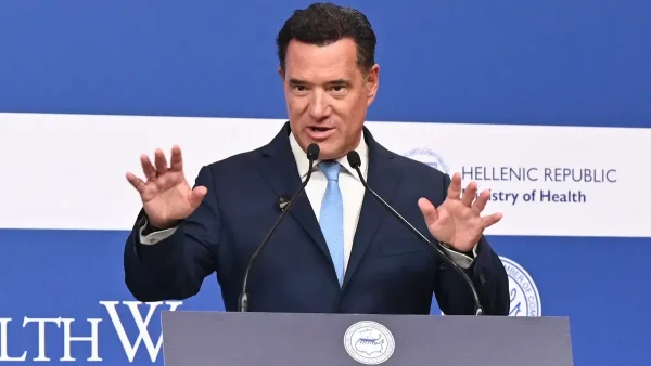 Ο Άδωνις Γεωργιάδης φώναξε «ο μόνος δρόμος είναι αντίσταση και πάλη» μαζί με συνδικαλιστές στον Βόλο