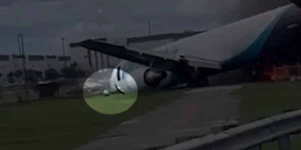 Δραματικό βίντεο: Η στιγμή που πιλότος διαφεύγει από το αεροπλάνο της Amazon μετά τη συντριβή του