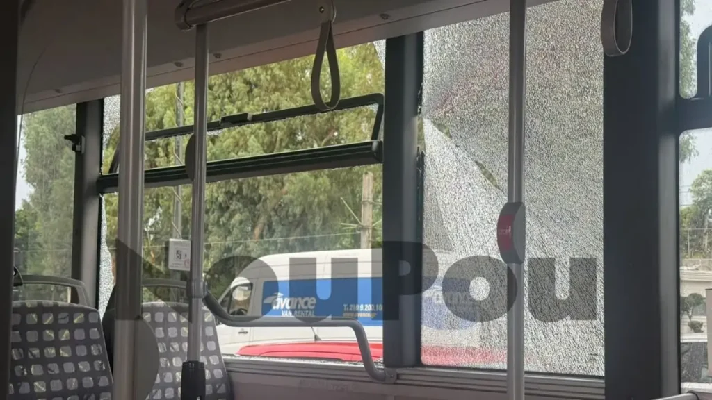 Άλιμος: Λεωφορείο συγκρούστηκε με φορτηγό στην Ποσειδώνος – Έσπασε το πίσω τζάμι και θραύσματα έπεσαν σε επιβάτες