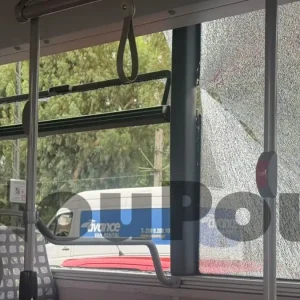 Άλιμος: Λεωφορείο συγκρούστηκε με φορτηγό στην Ποσειδώνος – Έσπασε το πίσω τζάμι και θραύσματα έπεσαν σε επιβάτες