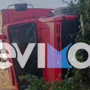 Ανετράπη πυροσβεστικό όχημα στην Κύμη - Στο νοσοκομείο δύο πυροσβέστες