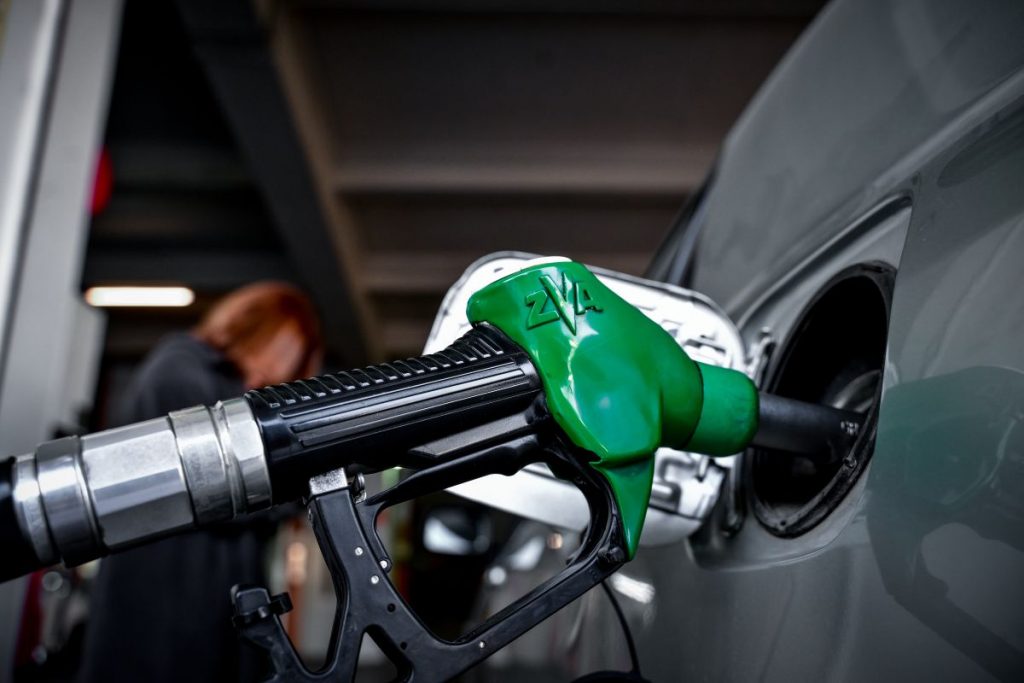 Στα 106 δολάρια το Brent, στα ύψη αμόλυβδη και ντίζελ – Σε αυξημένη επιφυλακή η κυβέρνηση για να «φρενάρει» το κόστος