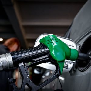 Στα 106 δολάρια το Brent, στα ύψη αμόλυβδη και ντίζελ – Σε αυξημένη επιφυλακή η κυβέρνηση για να «φρενάρει» το κόστος
