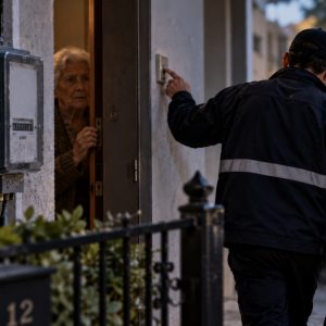 Αν σου χτυπήσουν το κουδούνι και σου πουν "άνοιξε θεία από τη ΔΕΗ είμαστε", μην ανοίξεις!
