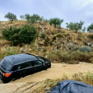 Θρίλερ στην Αργολίδα: Ηλικιωμένοι παρασύρθηκαν με το αυτοκίνητό τους από τα ορμητικά νερά