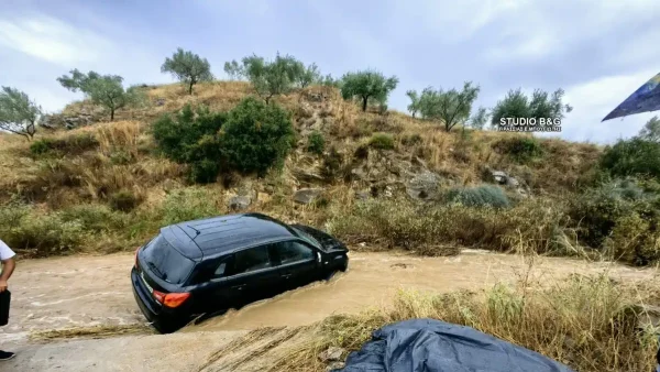 Θρίλερ στην Αργολίδα: Ηλικιωμένοι παρασύρθηκαν με το αυτοκίνητό τους από τα ορμητικά νερά
