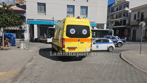 Λαμία: Κινητοποίηση ΕΚΑΒ και Αστυνομίας στο κέντρο της πόλης με ημιλιπόθυμο άνδρα