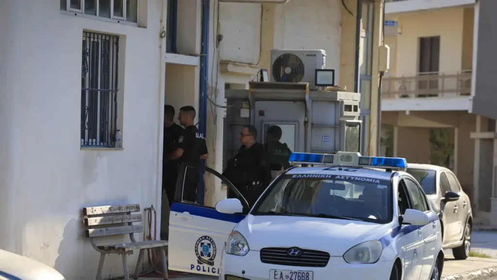 Μάνδρα: Παραμένει στη ΜΕΘ ο 31χρονος που εισέβαλε στο ΑΤ με μαχαίρι – Ελεύθερος ο αστυνομικός που τον πυροβόλησε