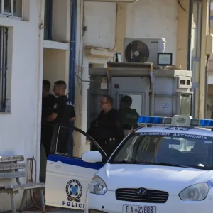Μάνδρα: Παραμένει στη ΜΕΘ ο 31χρονος που εισέβαλε στο ΑΤ με μαχαίρι – Ελεύθερος ο αστυνομικός που τον πυροβόλησε