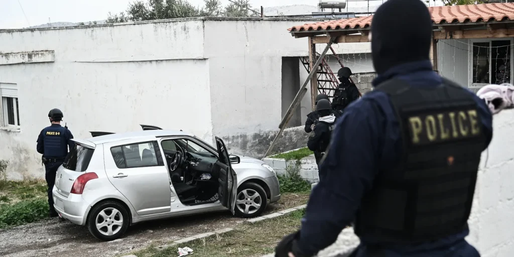 Ταυτόχρονη επιχείρηση της αστυνομίας σε οικισμούς σε Ασπρόπυργο και Κορωπί - Συνολικά 19 συλλήψεις