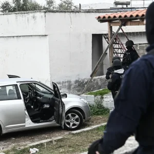 Ταυτόχρονη επιχείρηση της αστυνομίας σε οικισμούς σε Ασπρόπυργο και Κορωπί - Συνολικά 19 συλλήψεις